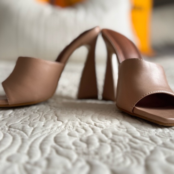 Cute heels, never worn beige pink colour - Picture 3 of 6